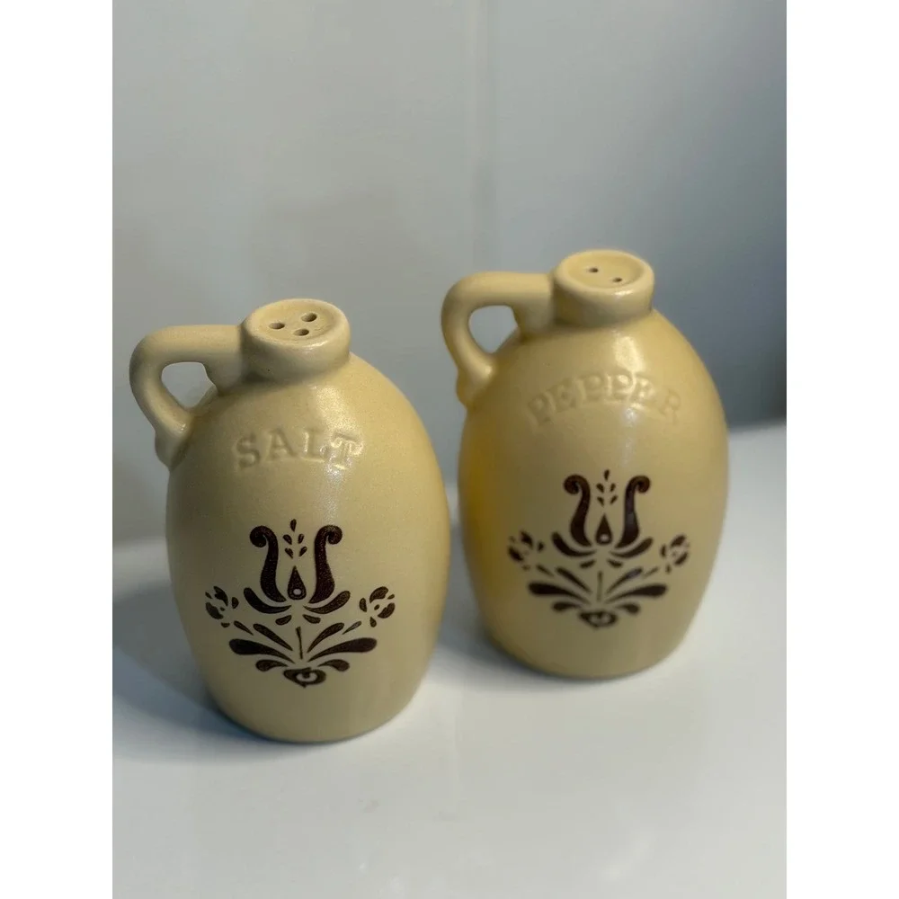 VTG Pfaltzgraff Salt and Pepper‎ Shakers Tan Village Stoneware Jug Style Shakers
